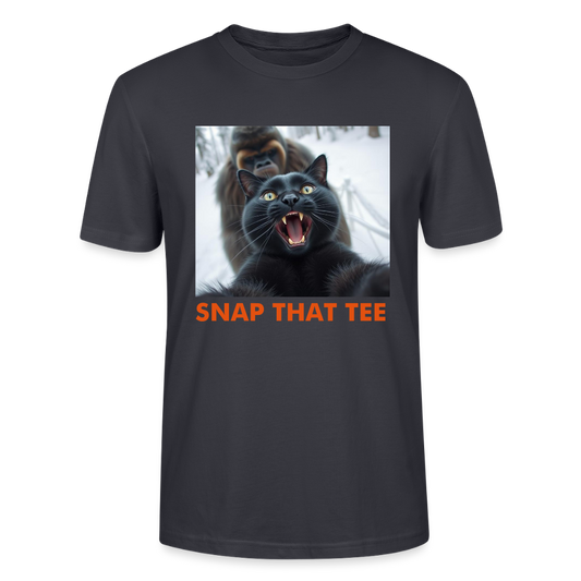 He’s Right Behind Me – Funny Cat Bigfoot Selfie Shirt - bleu gris foncé